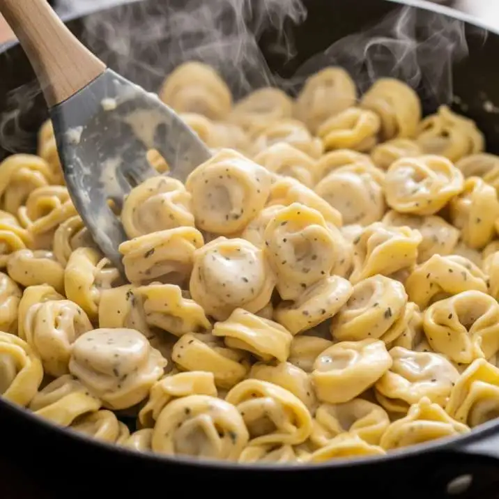 Tortellini mit Käse-Sahne-Soße: So gelingt dir die perfekt cremige Pasta!